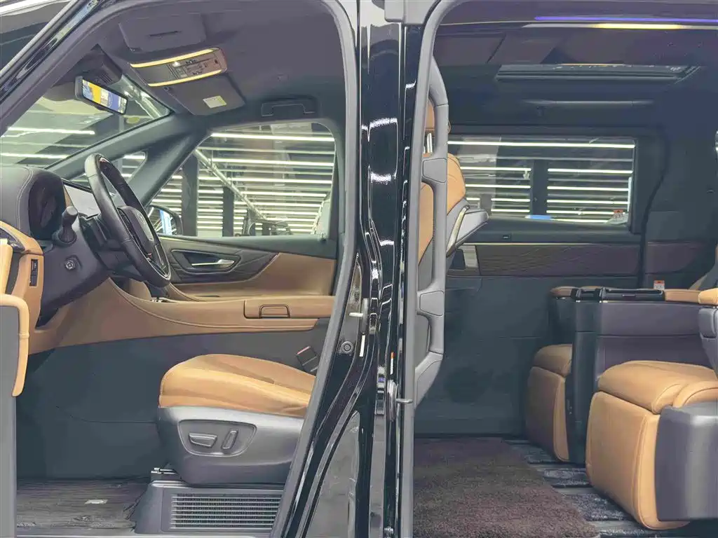 Toyota Alphard — миниатюра 8