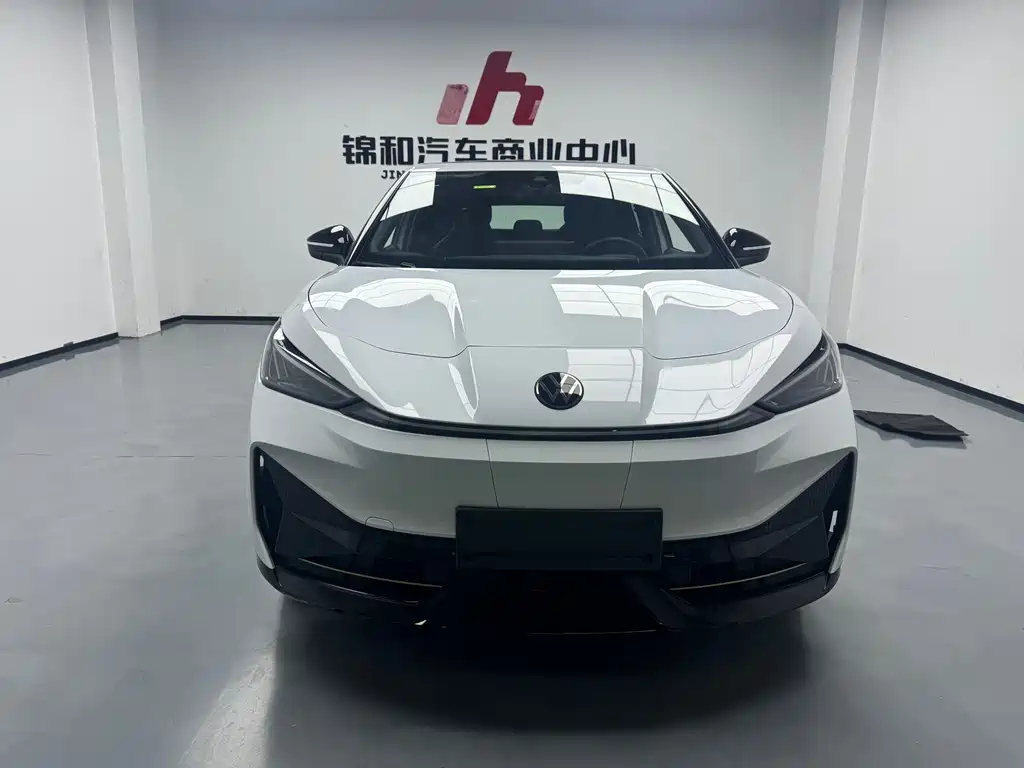 VOLKSWAGEN WITH THE CROWD 06