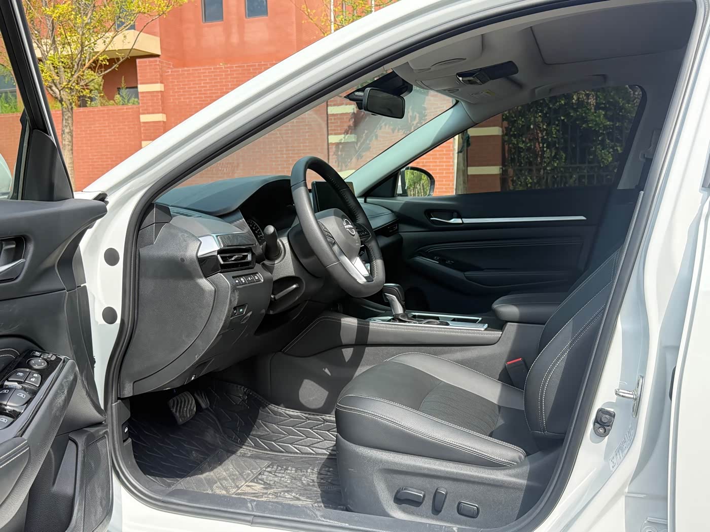 Nissan Teana 2.0 л 2024 г. Белый, пробег 10000 км