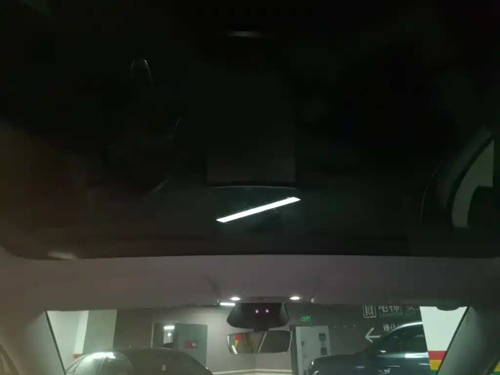 Tesla Model Y — миниатюра 18