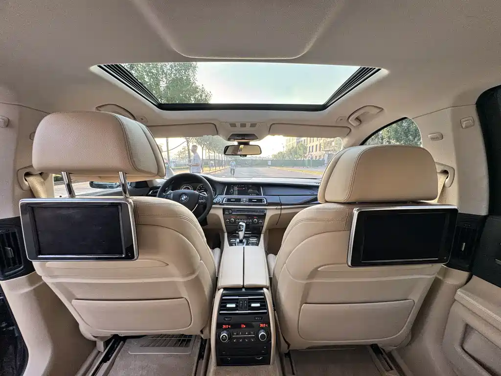 BMW 7 Series — миниатюра 32