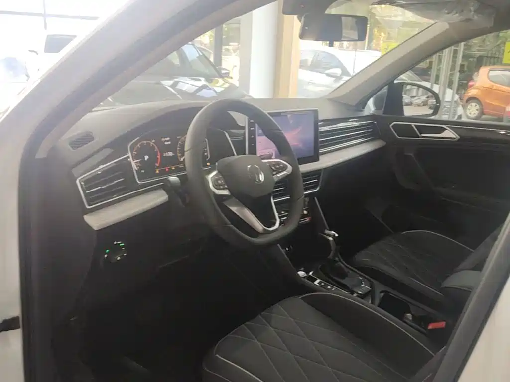 Volkswagen Tiguan L — миниатюра 10