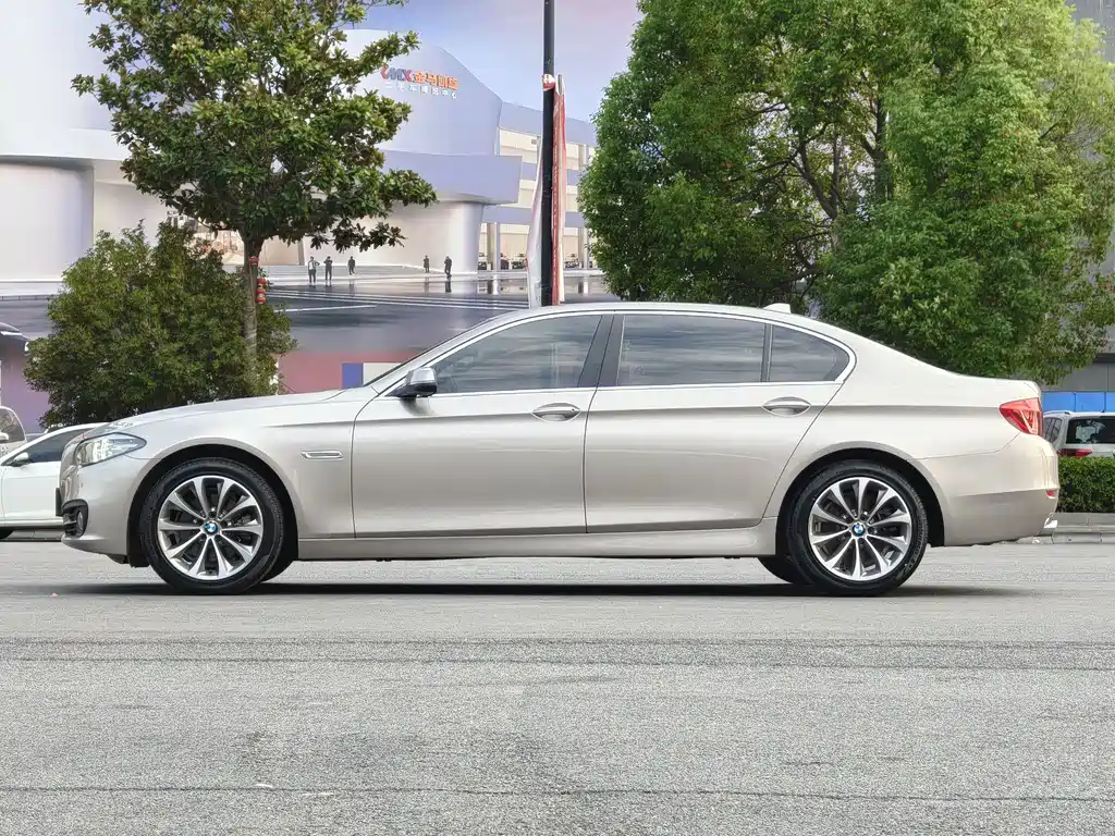 BMW 5 Series — миниатюра 10