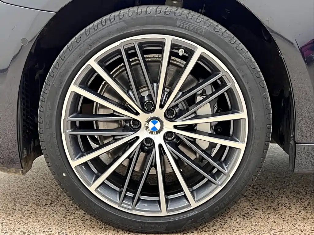 BMW 5 Series — миниатюра 6