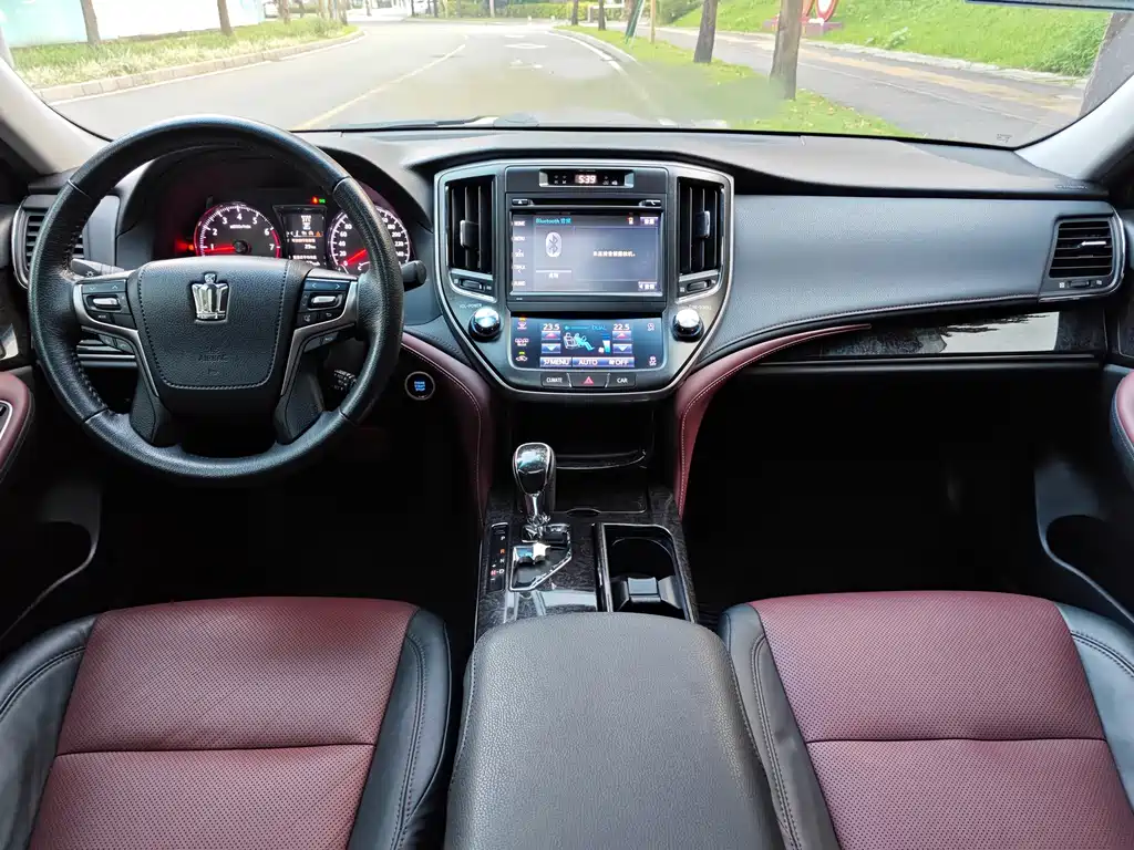Toyota Crown — миниатюра 5