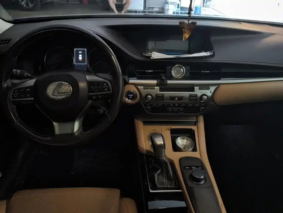 Lexus ES — миниатюра 12