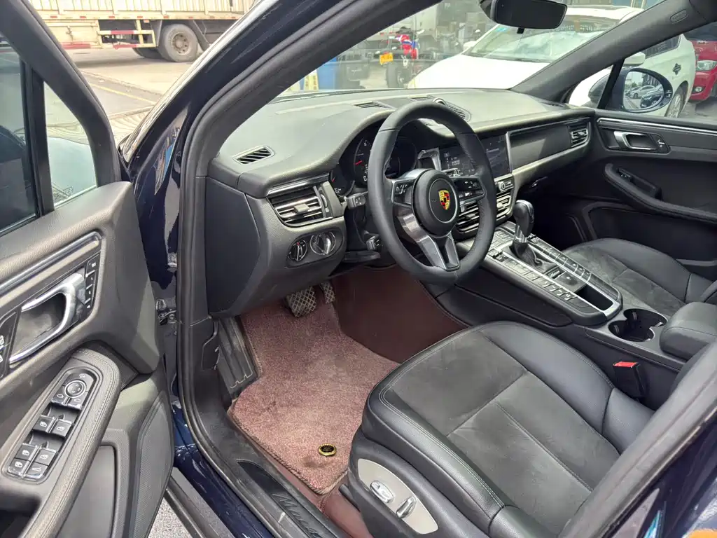 PORSCHE MACAN