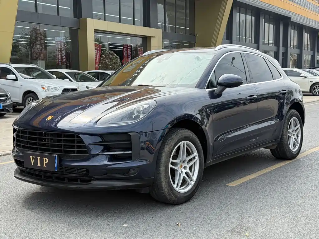 PORSCHE MACAN