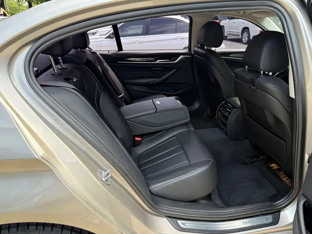 BMW 5 Series — миниатюра 11