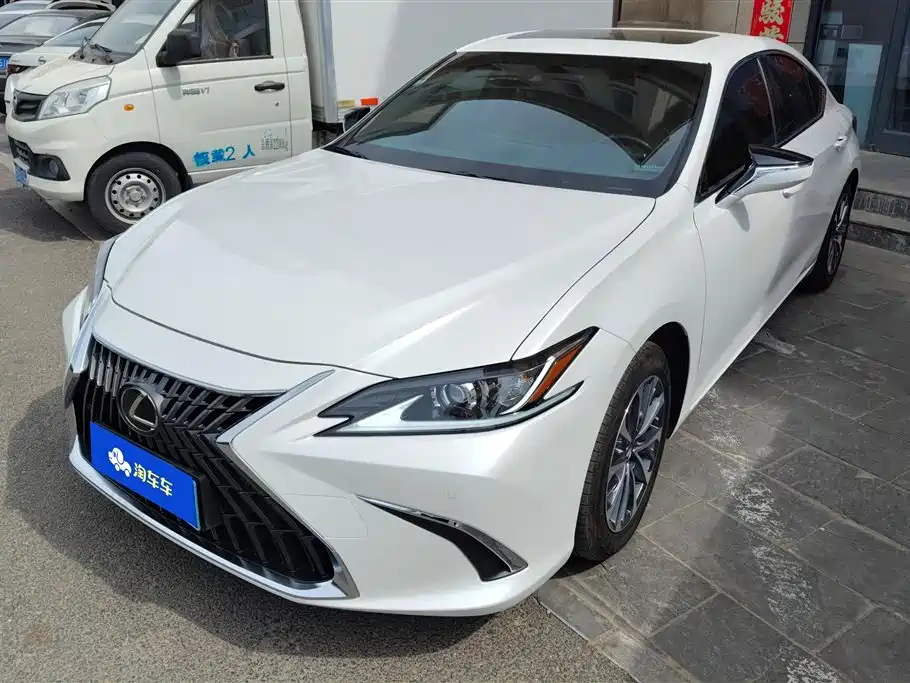 Lexus ES 2024