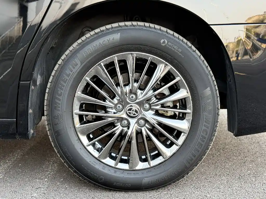 Toyota Alphard — миниатюра 9