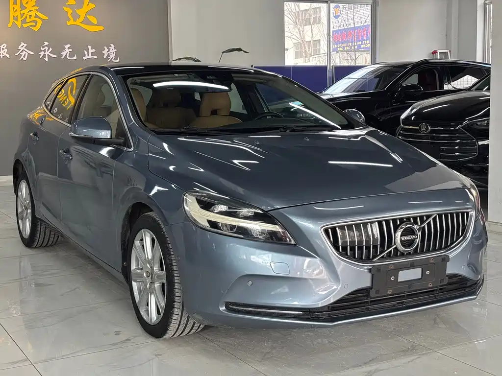 VOLVO  V40