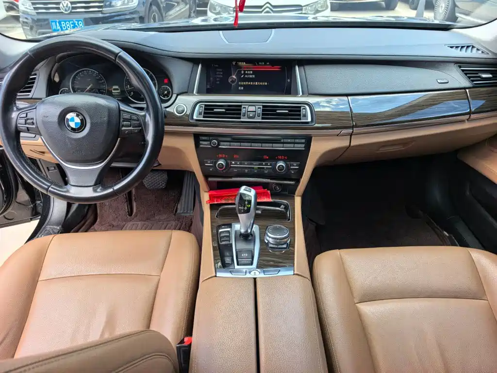 BMW 7 Series — миниатюра 10
