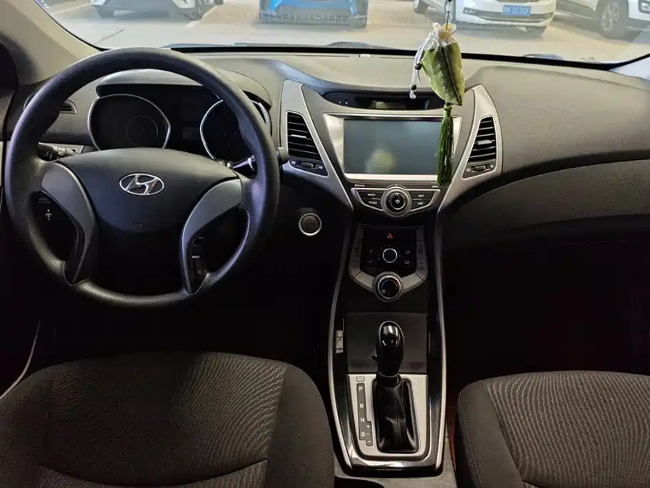 Hyundai Elantra Langdong — миниатюра 12