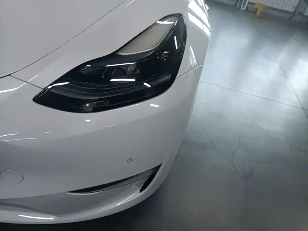 Tesla Model Y — миниатюра 24