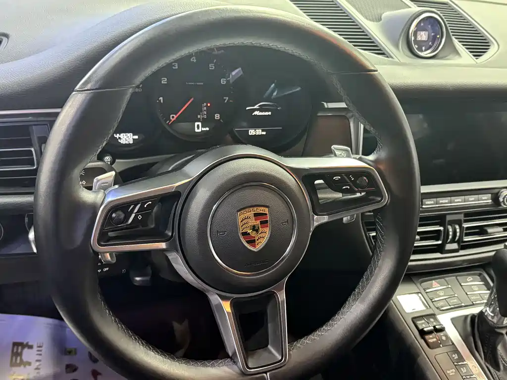PORSCHE MACAN