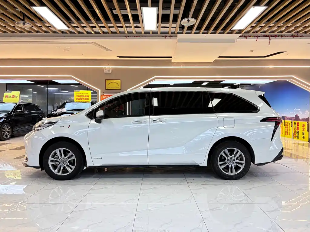 Toyota Sienna — миниатюра 2