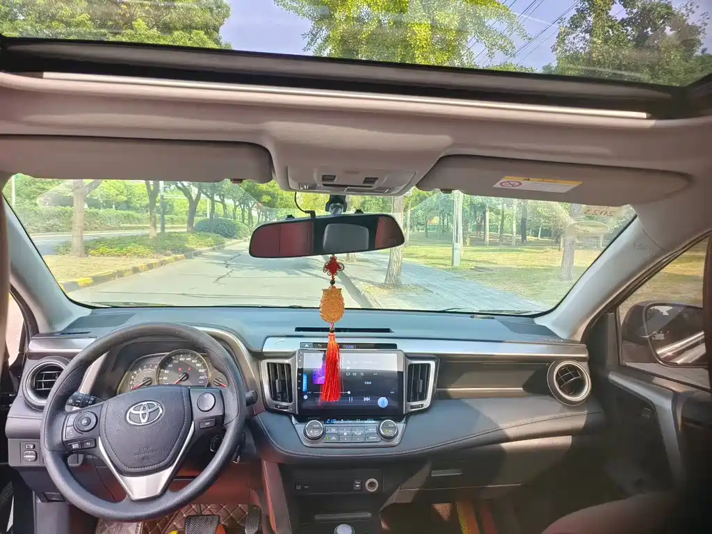 Toyota RAV4 — миниатюра 5