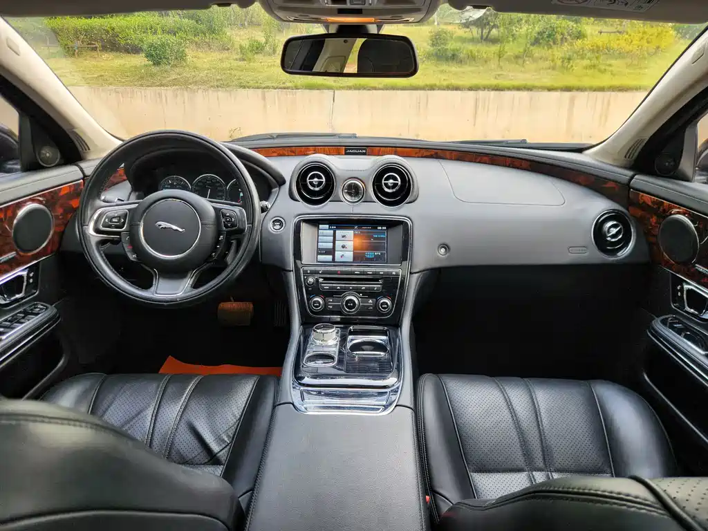 Jaguar XJ — миниатюра 22
