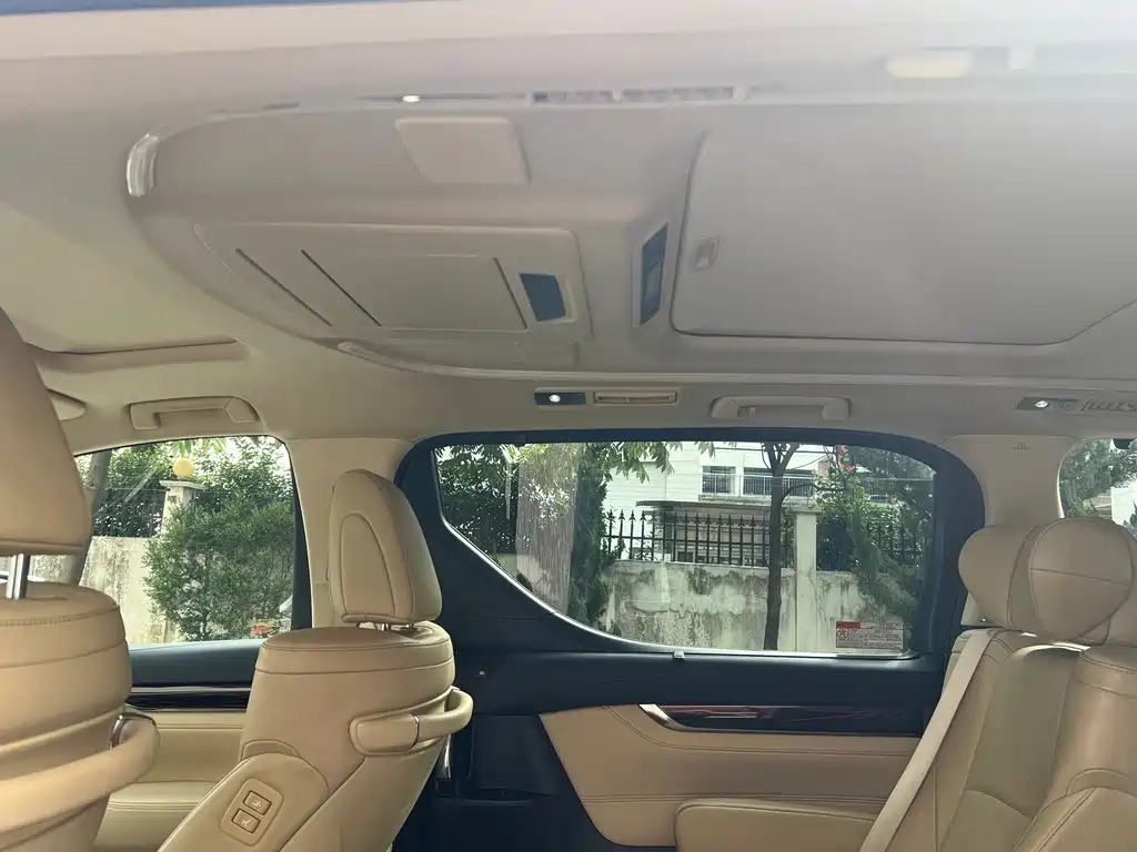 Toyota Alphard — миниатюра 10