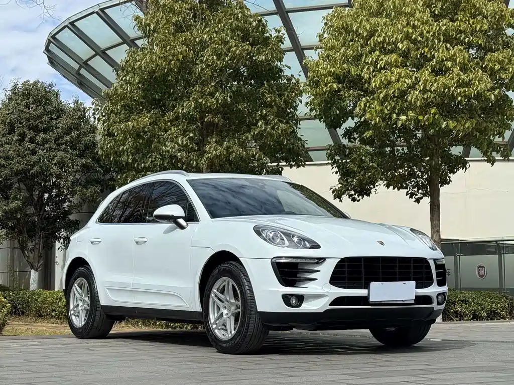 PORSCHE MACAN