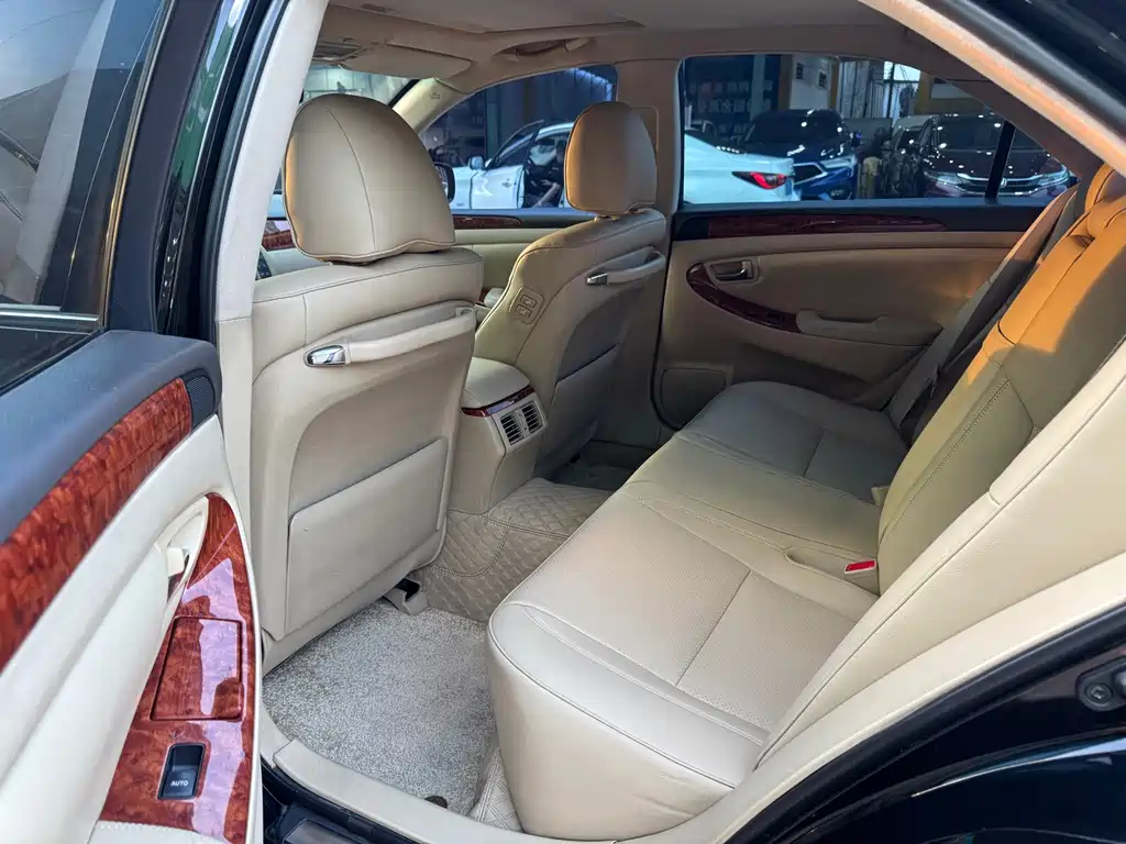 Toyota Crown — миниатюра 7