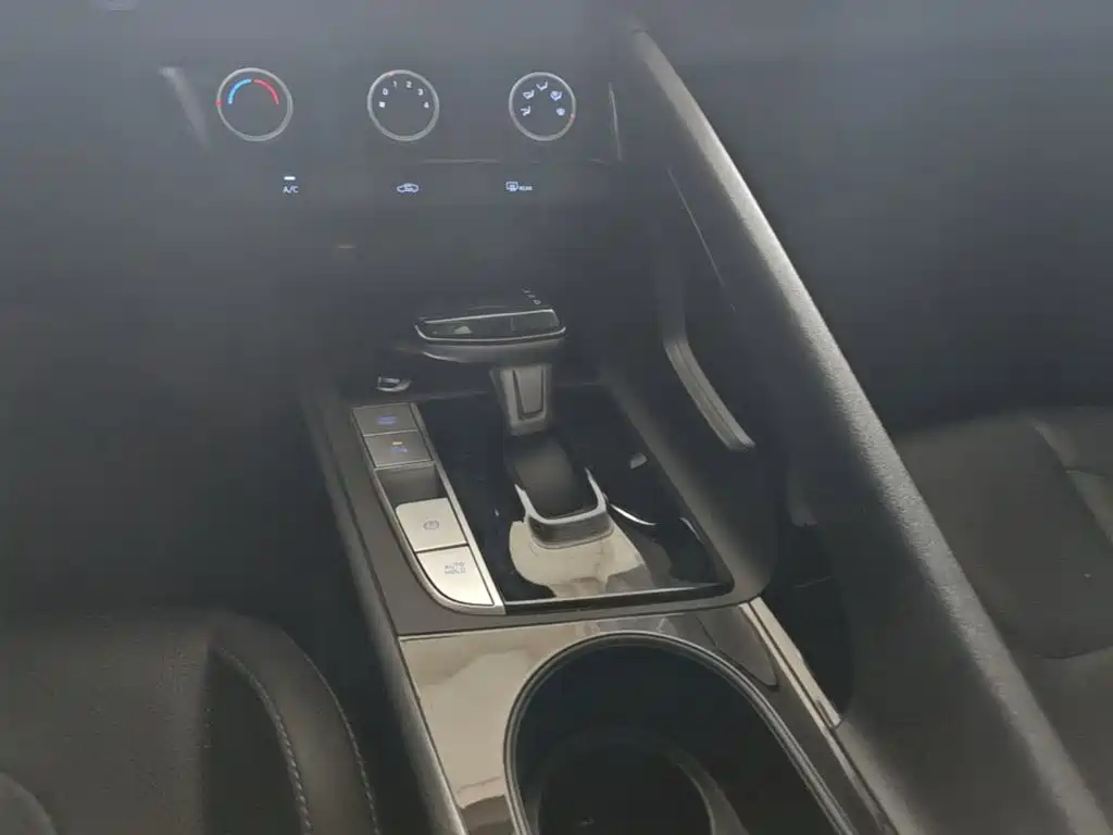 Hyundai Elantra — миниатюра 14