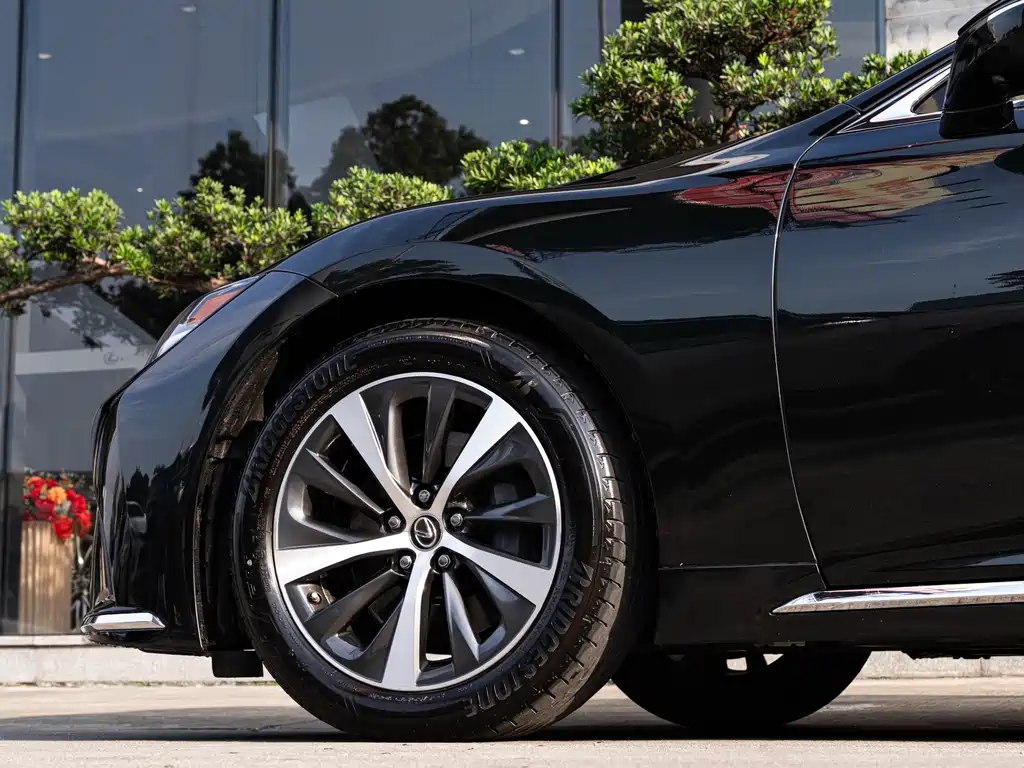 Lexus LS — миниатюра 8
