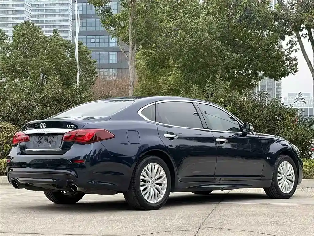 INFINITI Q70