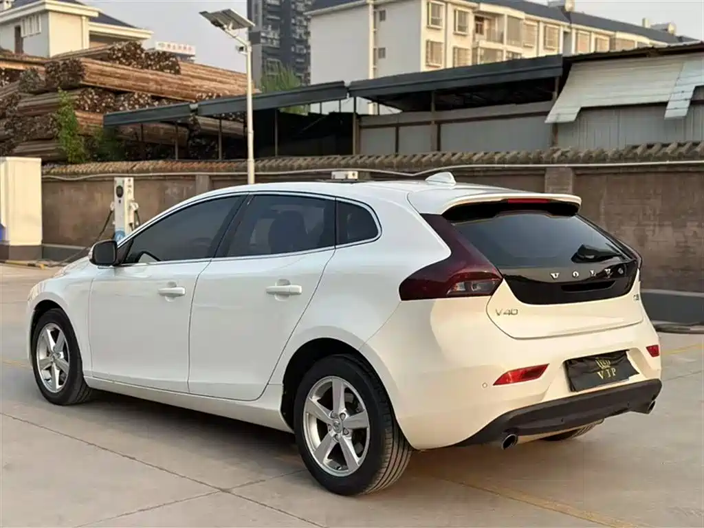 VOLVO  V40
