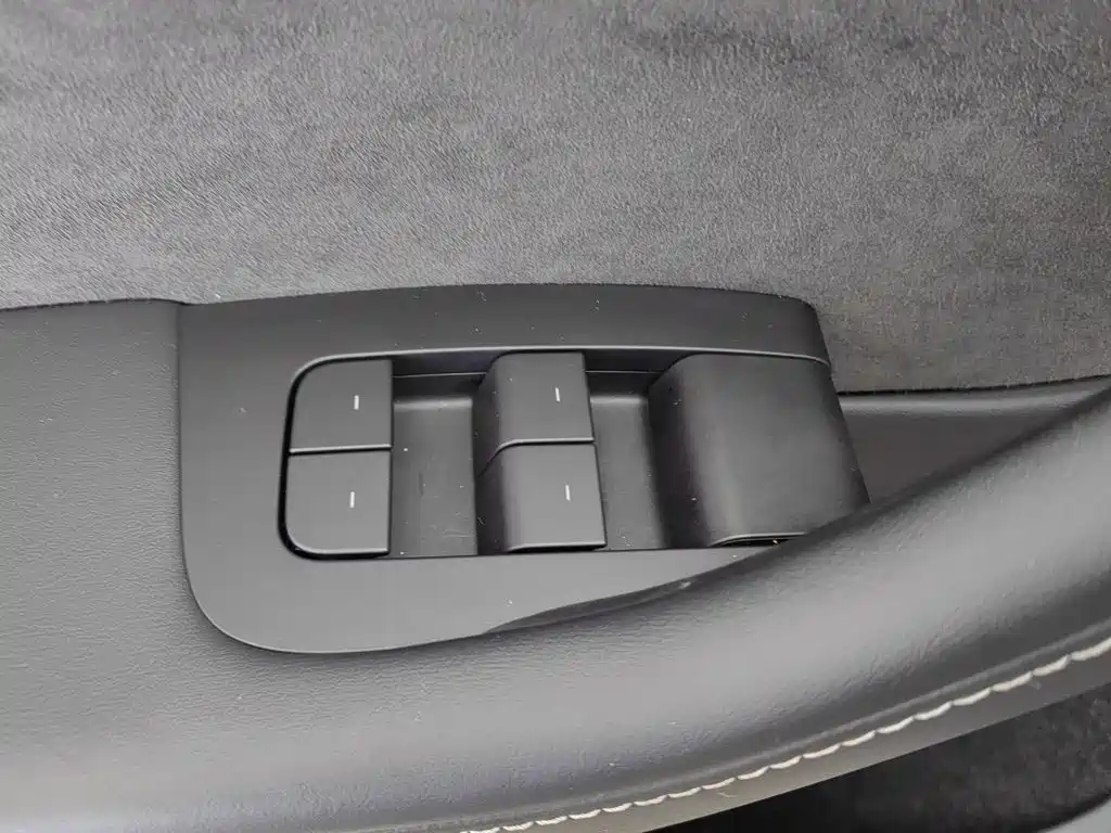 Tesla Model Y — миниатюра 9