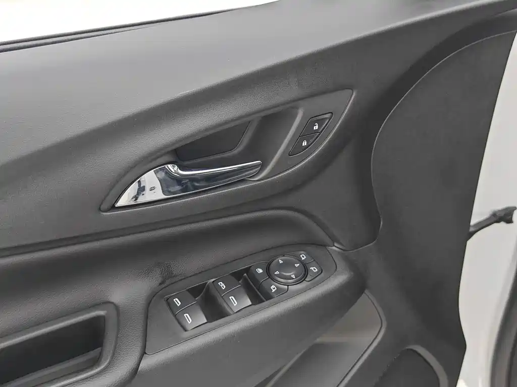 Chevrolet Equinox — миниатюра 25