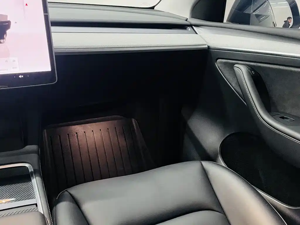 Tesla Model Y — миниатюра 15