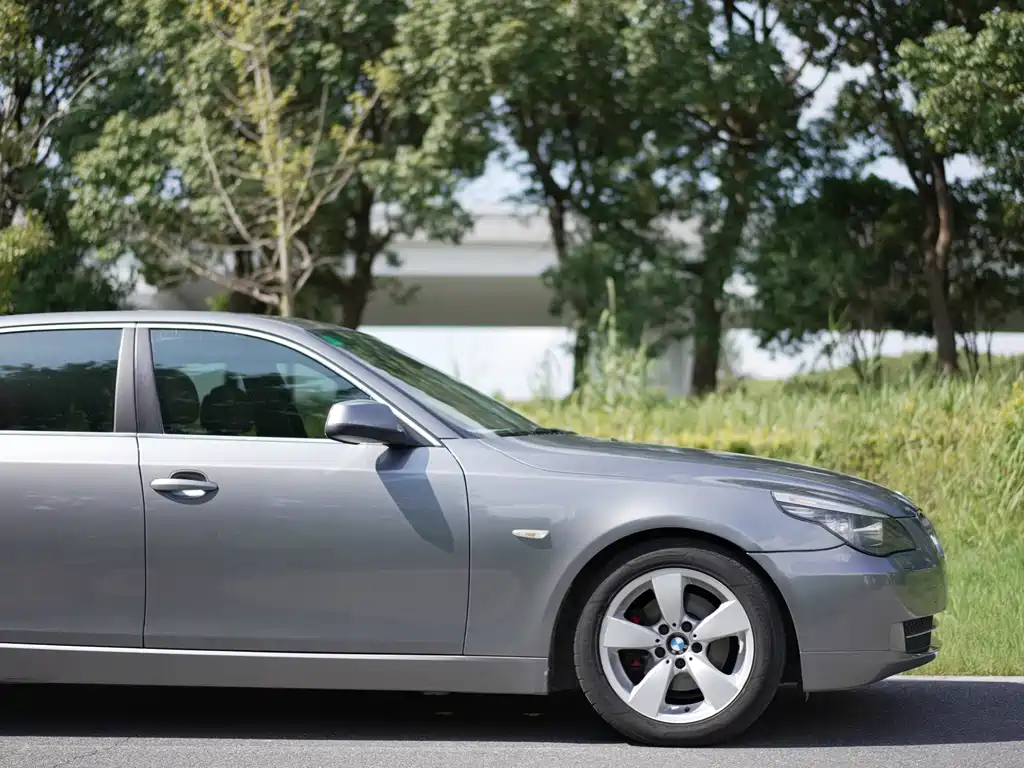 BMW 5 Series — миниатюра 2