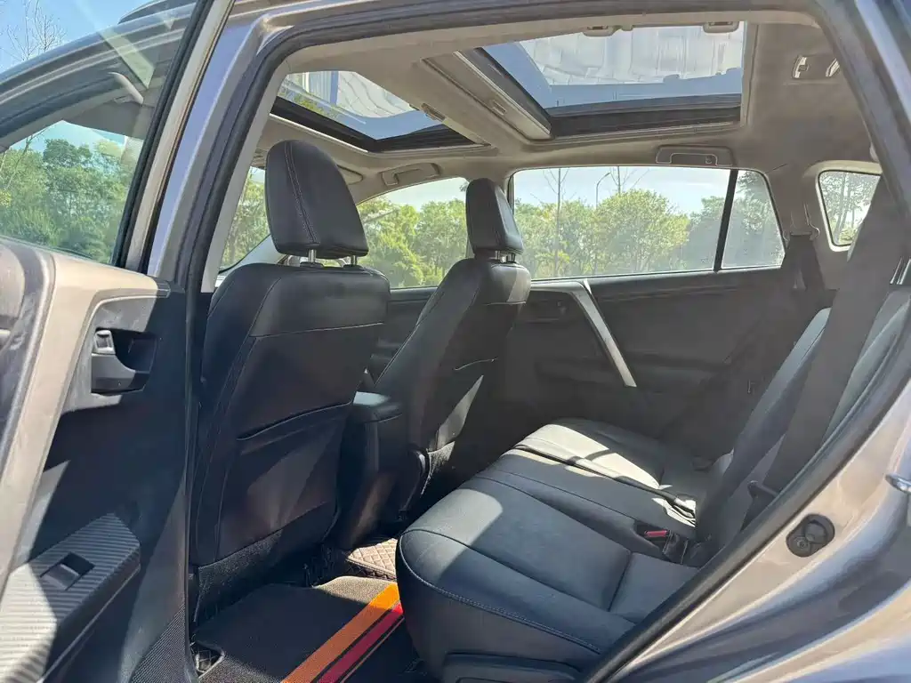 Toyota RAV4 — миниатюра 5