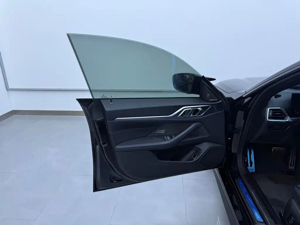 BMW i4 — миниатюра 8