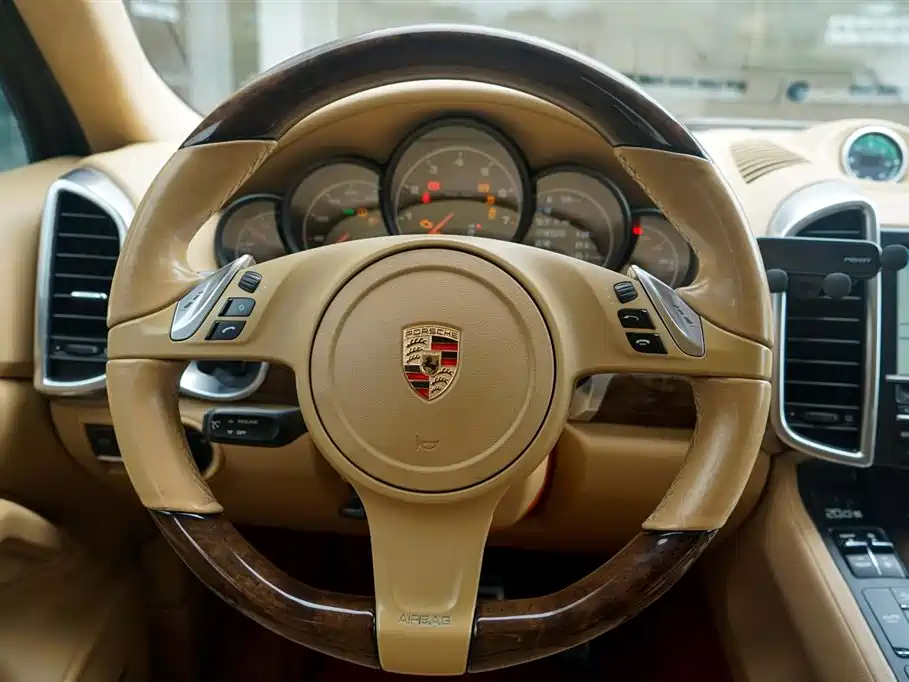 Porsche Cayenne — миниатюра 9