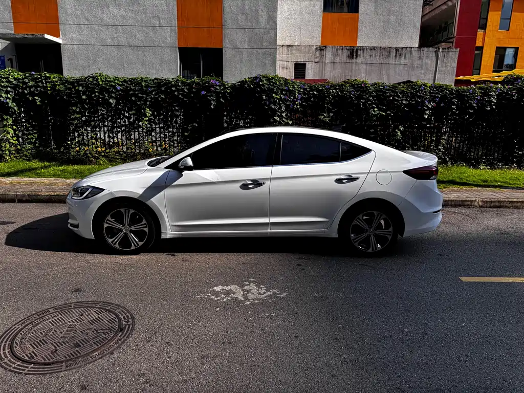 Hyundai Elantra — миниатюра 7