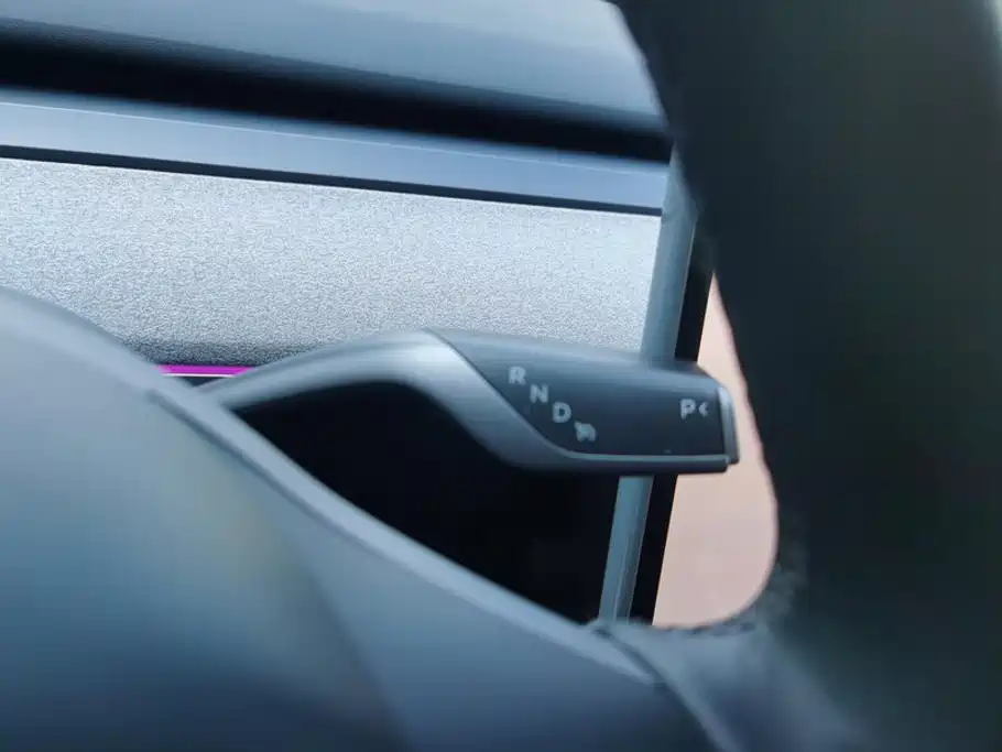 Tesla Model Y — миниатюра 16
