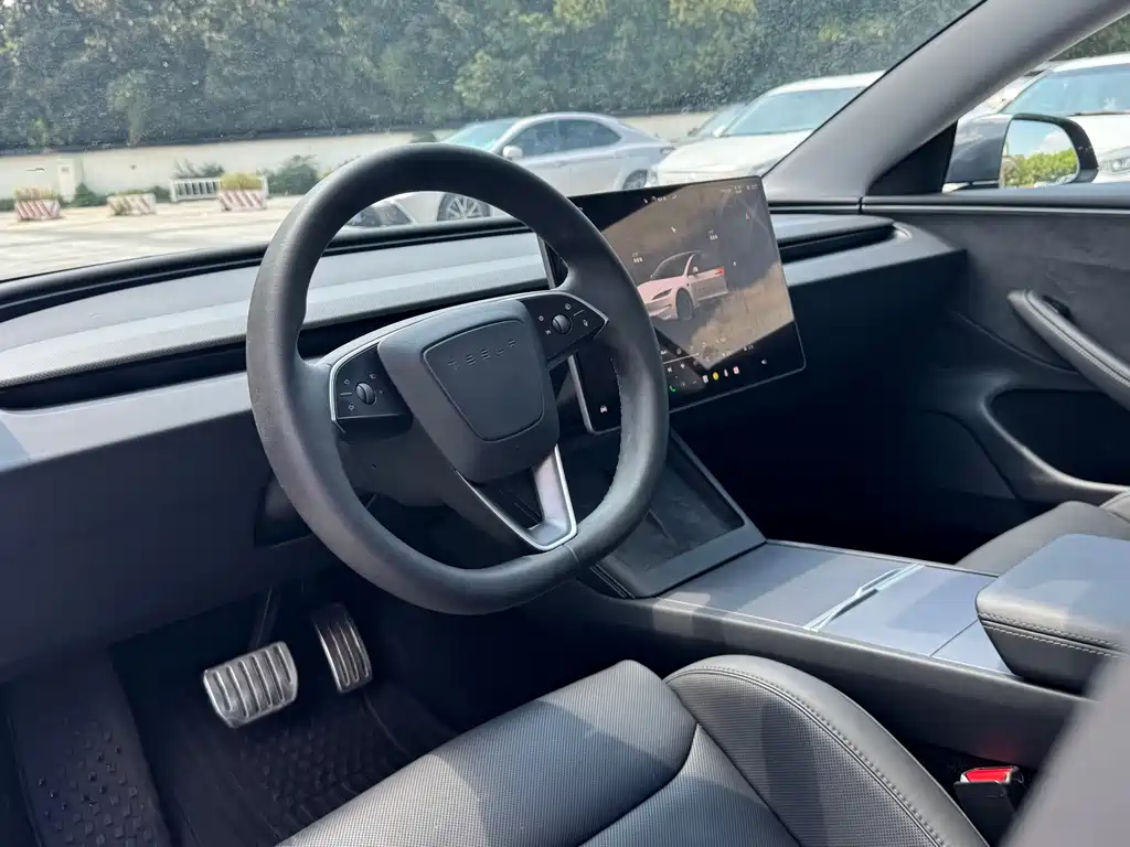 Tesla Model 3 — миниатюра 7