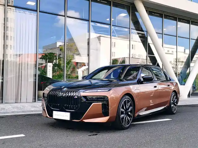 BMW i7