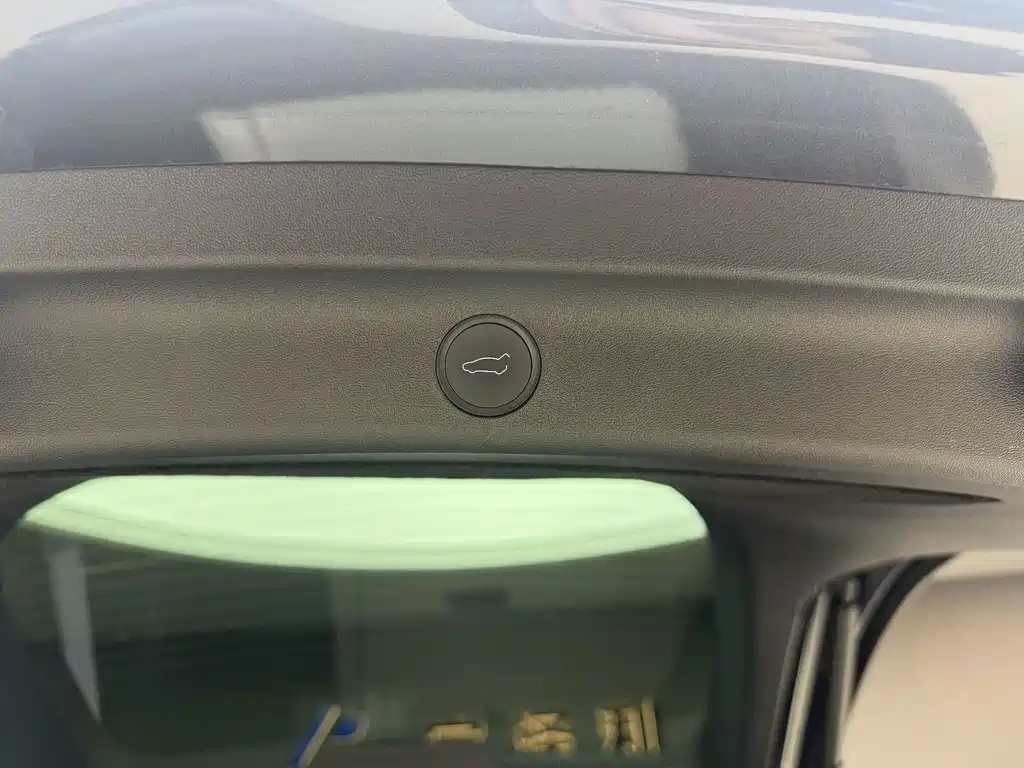 Tesla Model Y — миниатюра 17