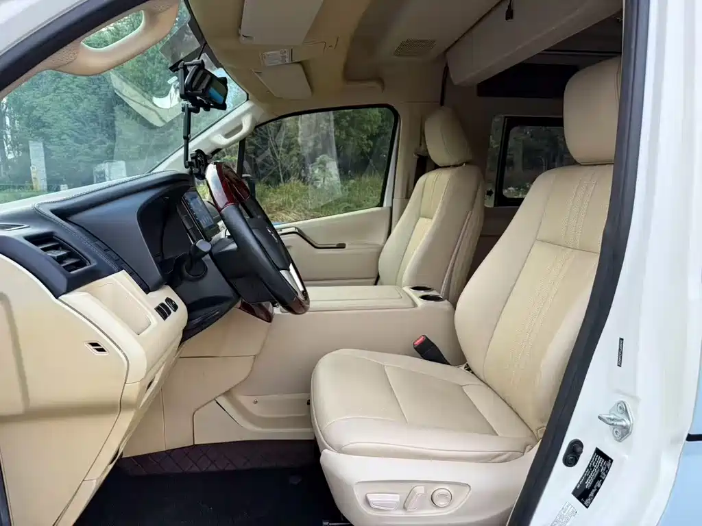 Toyota HiAce 2021 3.5L AT