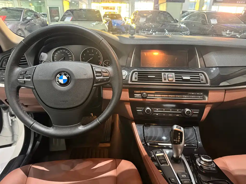 BMW 5 Series — миниатюра 6