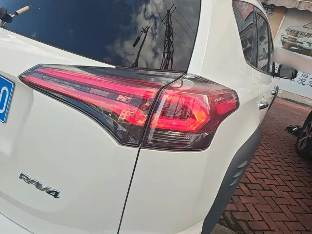 Toyota RAV4 — миниатюра 8