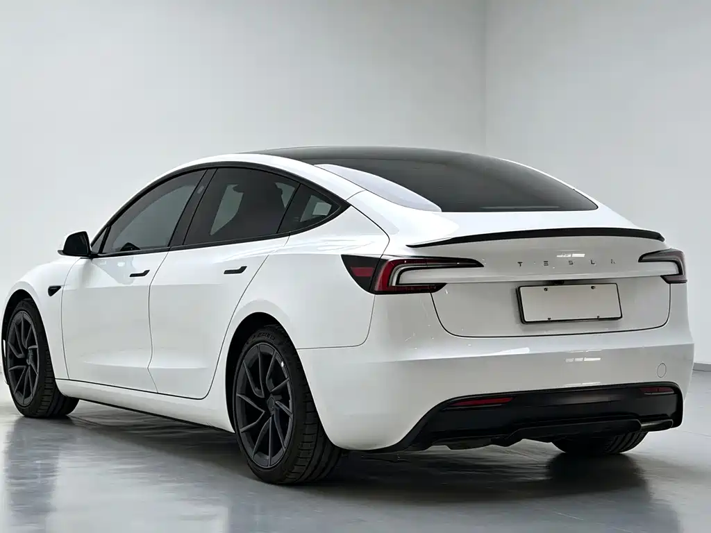 Tesla Model 3 — миниатюра 5