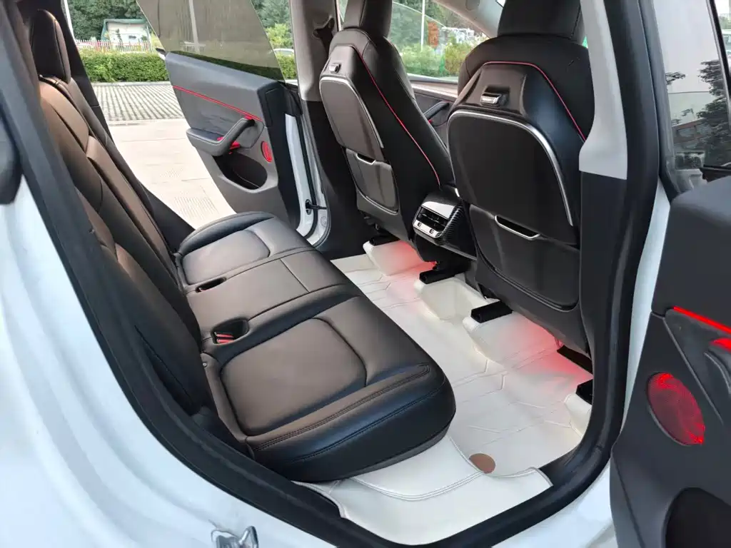 Tesla Model Y — миниатюра 10