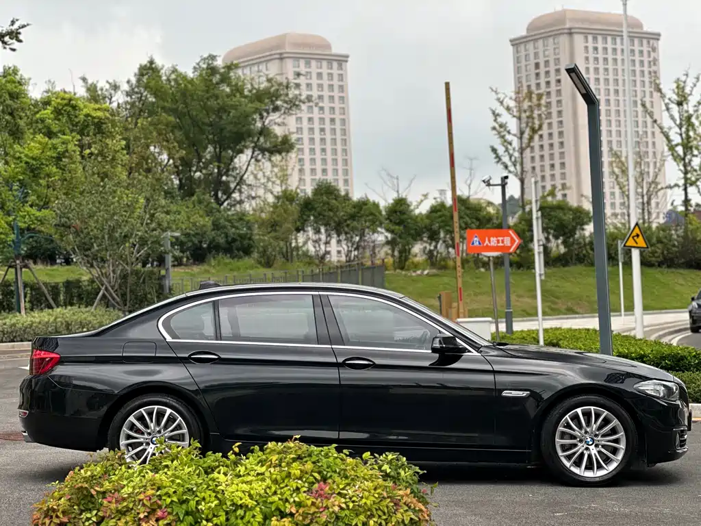 BMW 5 Series — миниатюра 7