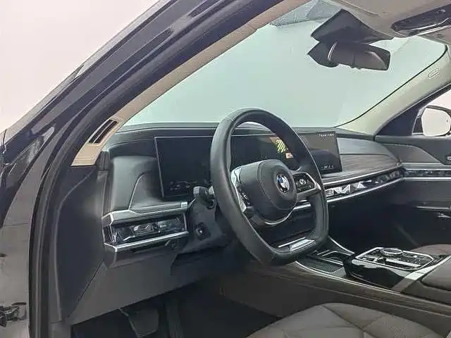 BMW 7 Series — миниатюра 11