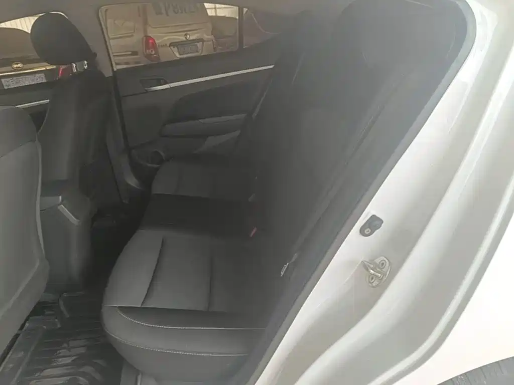 Hyundai Elantra — миниатюра 17